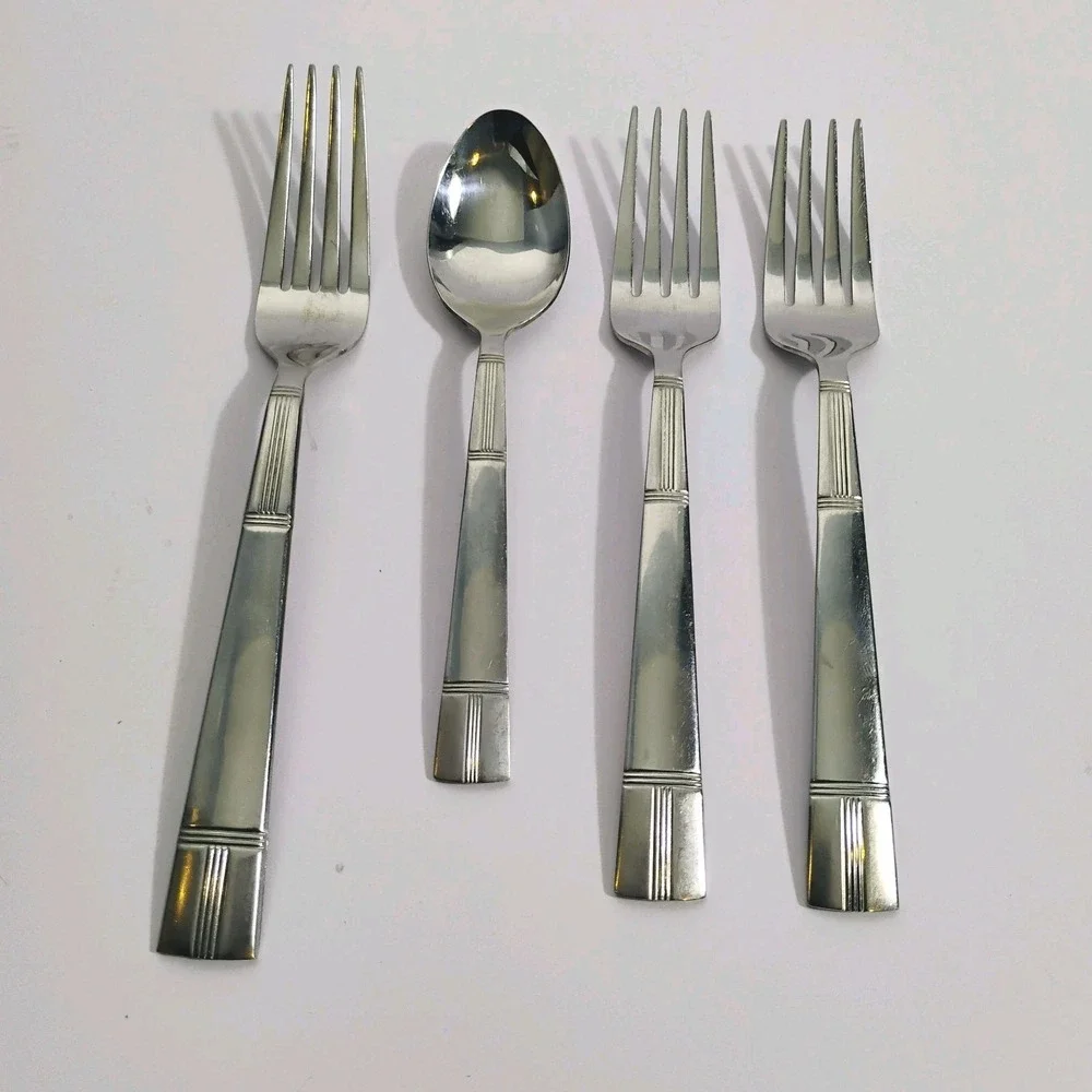 Pfaltzgraff Flatware Place Setting 18/0 Stainless Flatware 4‎ pcs Forks Spoon